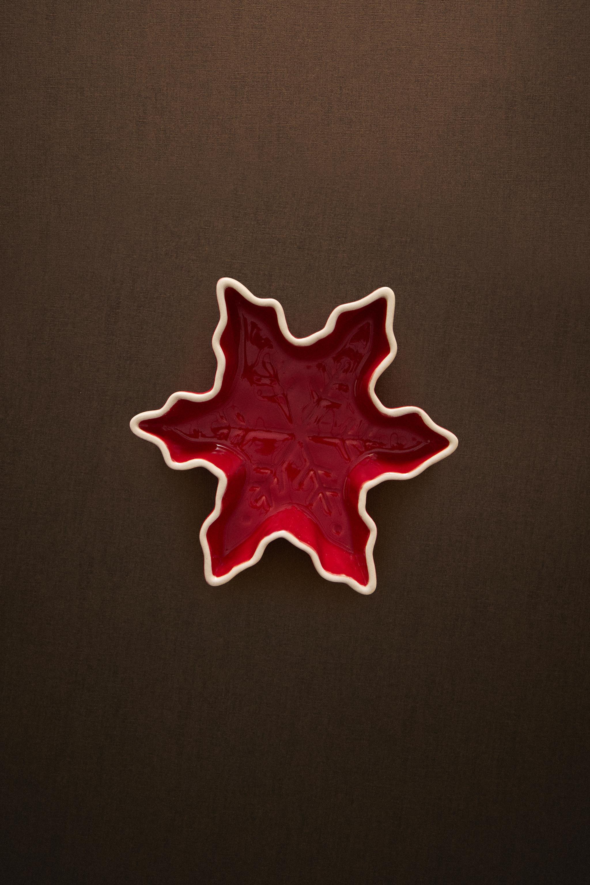 CHRISTMAS STONEWARE PLATE WITH A SNOWFLAKE DESIGN