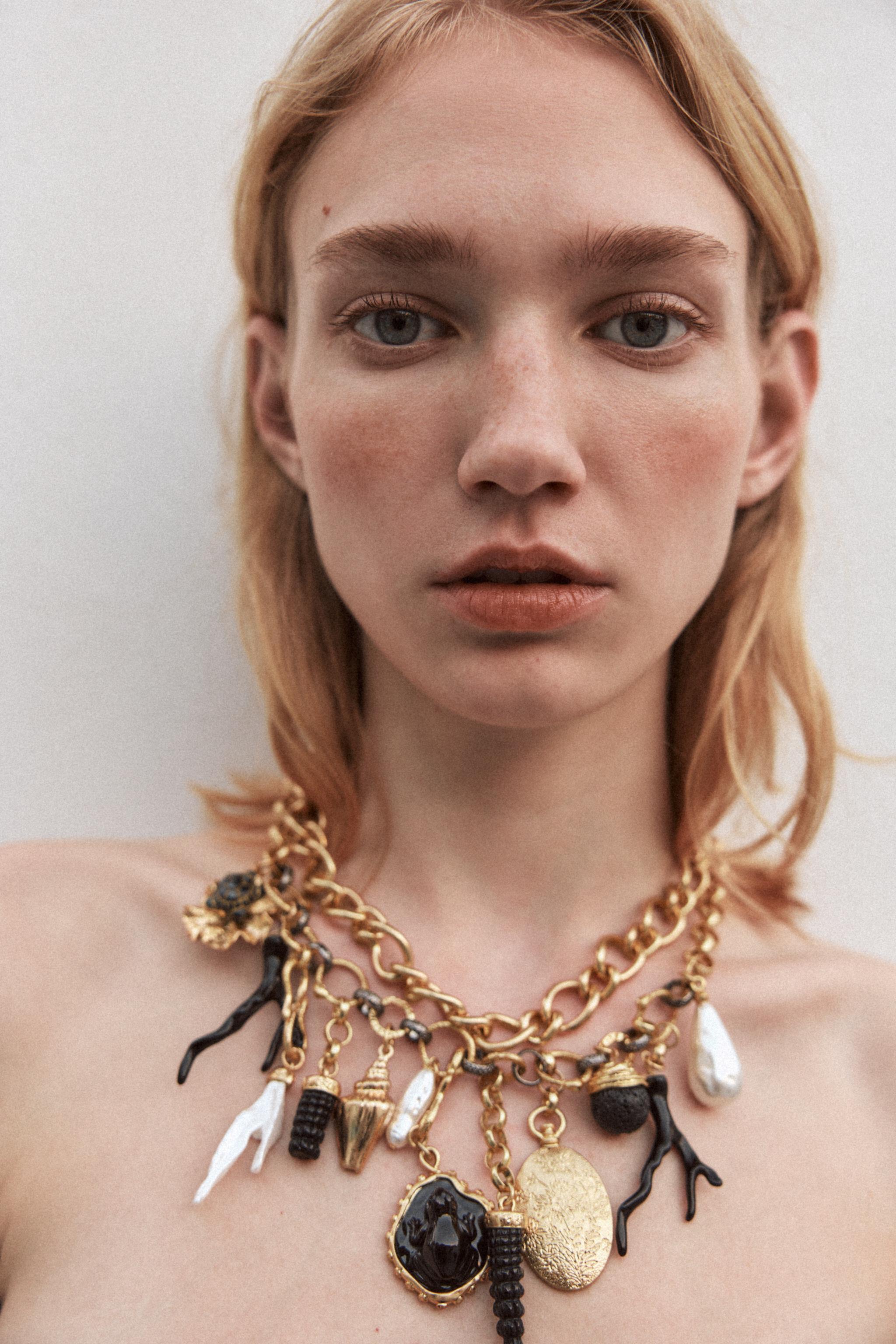 スペイン ZARA 組み合わせメダル付きメタルネックレス4個パック PACK OF 4 METAL NECKLACES WITH COMBINED MEDALLIONS - Gold