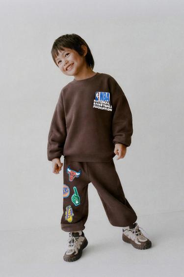 BỘ ĐỒ THỂ THAO GỒM ÁO NỈ VÀ QUẦN JOGGER NBA - ĐA ĐỘI - Màu nâu từ Zara