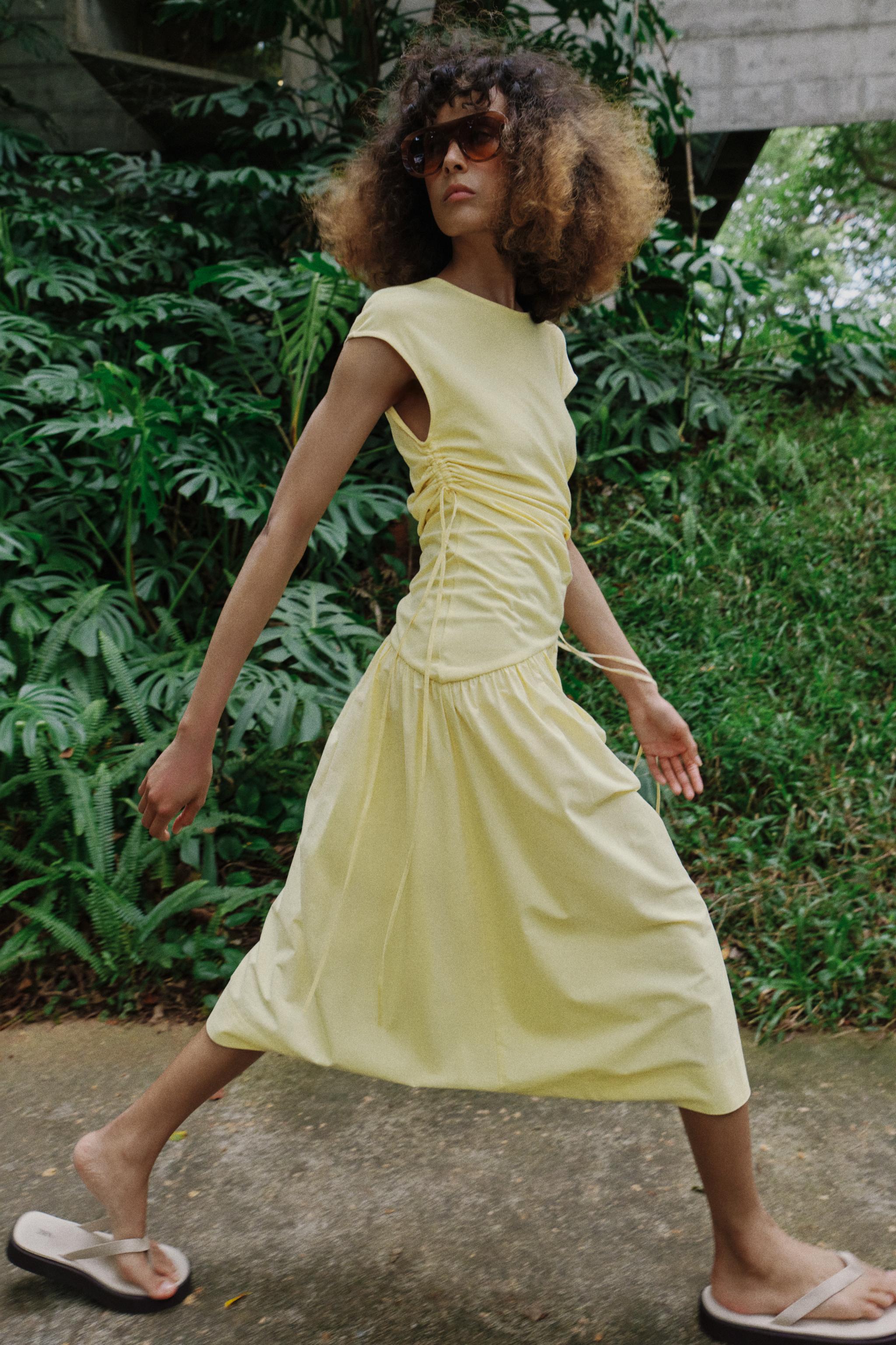 ROBE ASYMÉTRIQUE À FRONCES