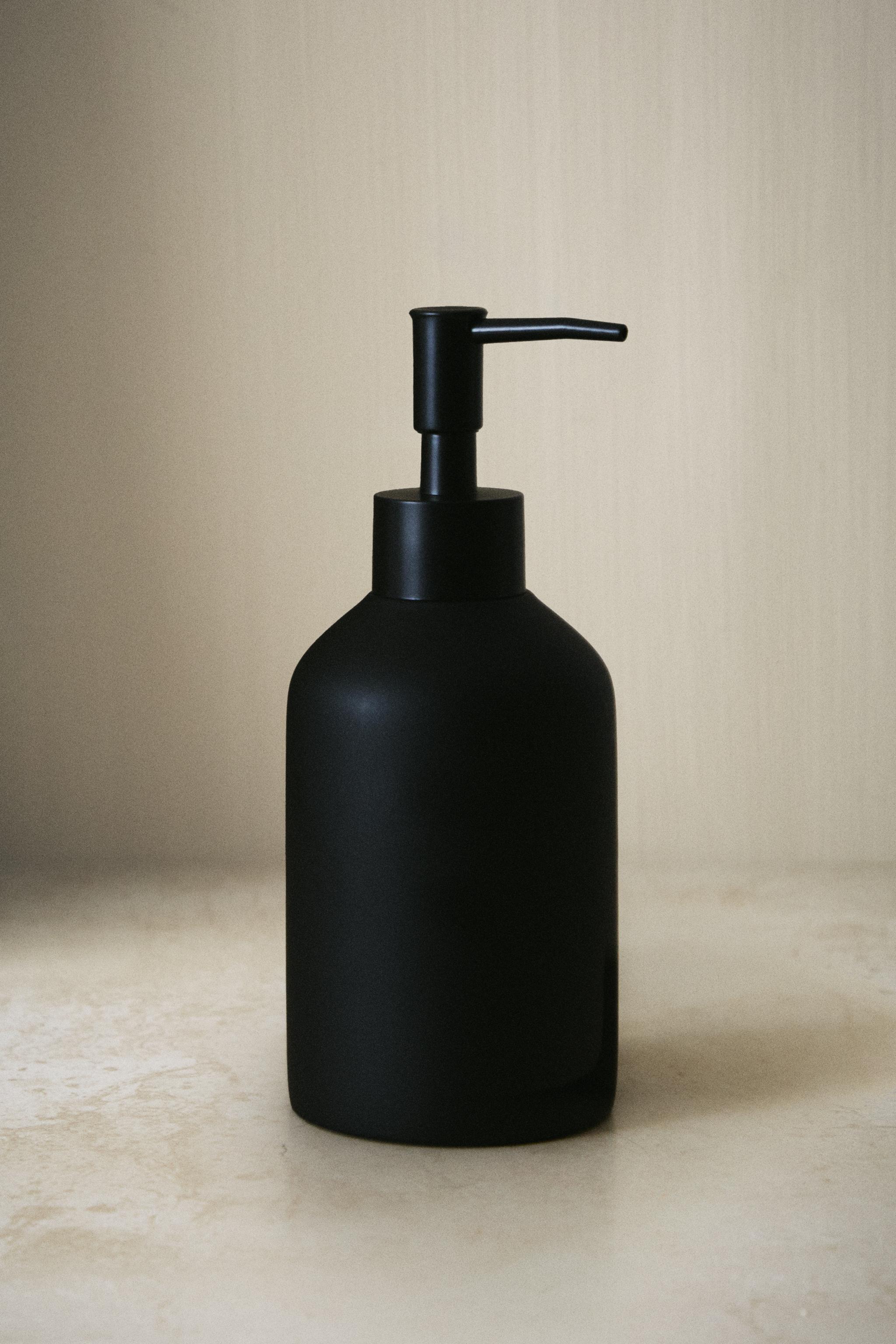 DISTRIBUTEUR SAVON RÉSINE NOIR