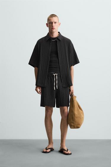BERMUDA JACQUARD EFECTO ARRUGADO - Negro de Zara - Imagen 0
