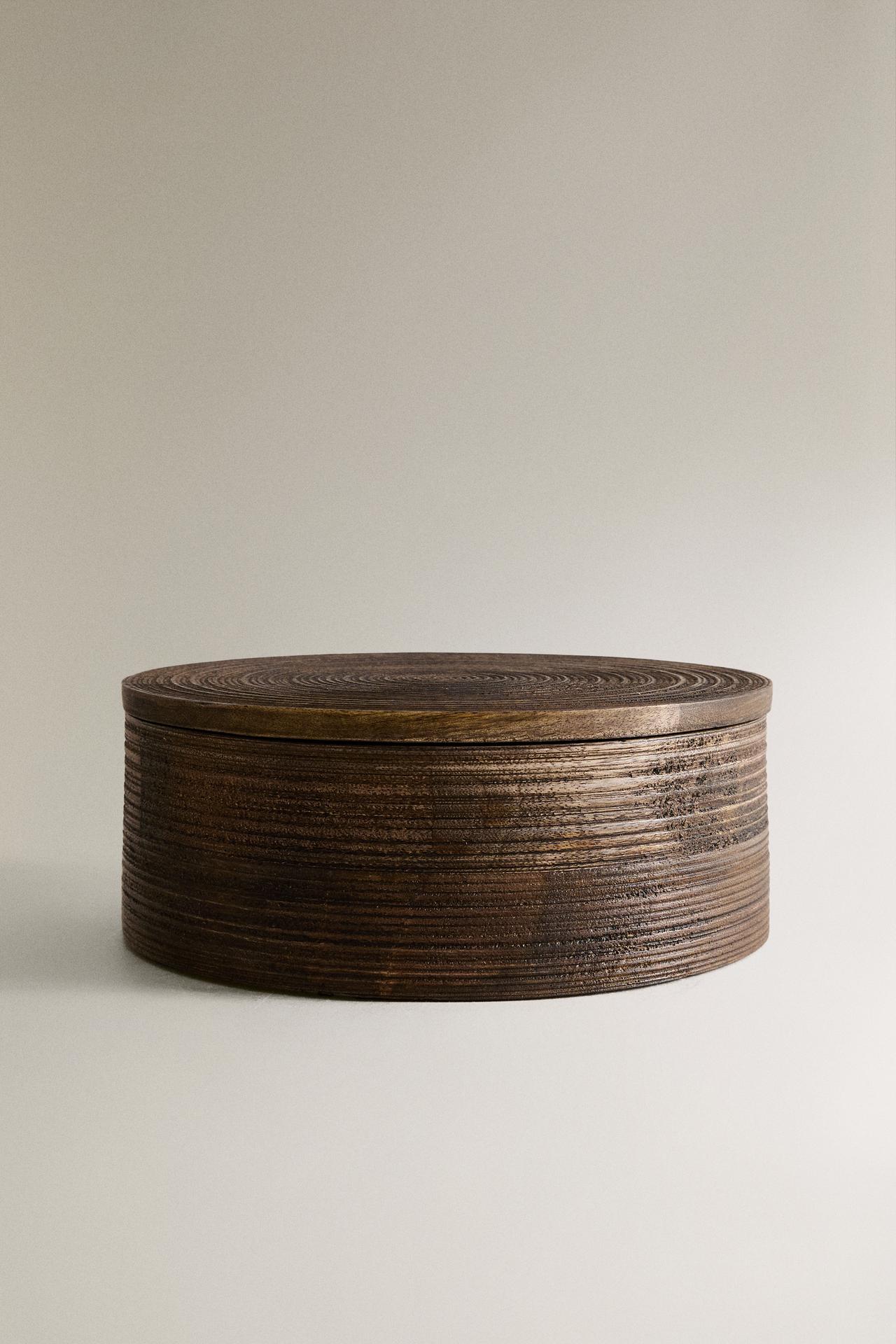 LARGE ROUND WOODEN BOX — Dark brown