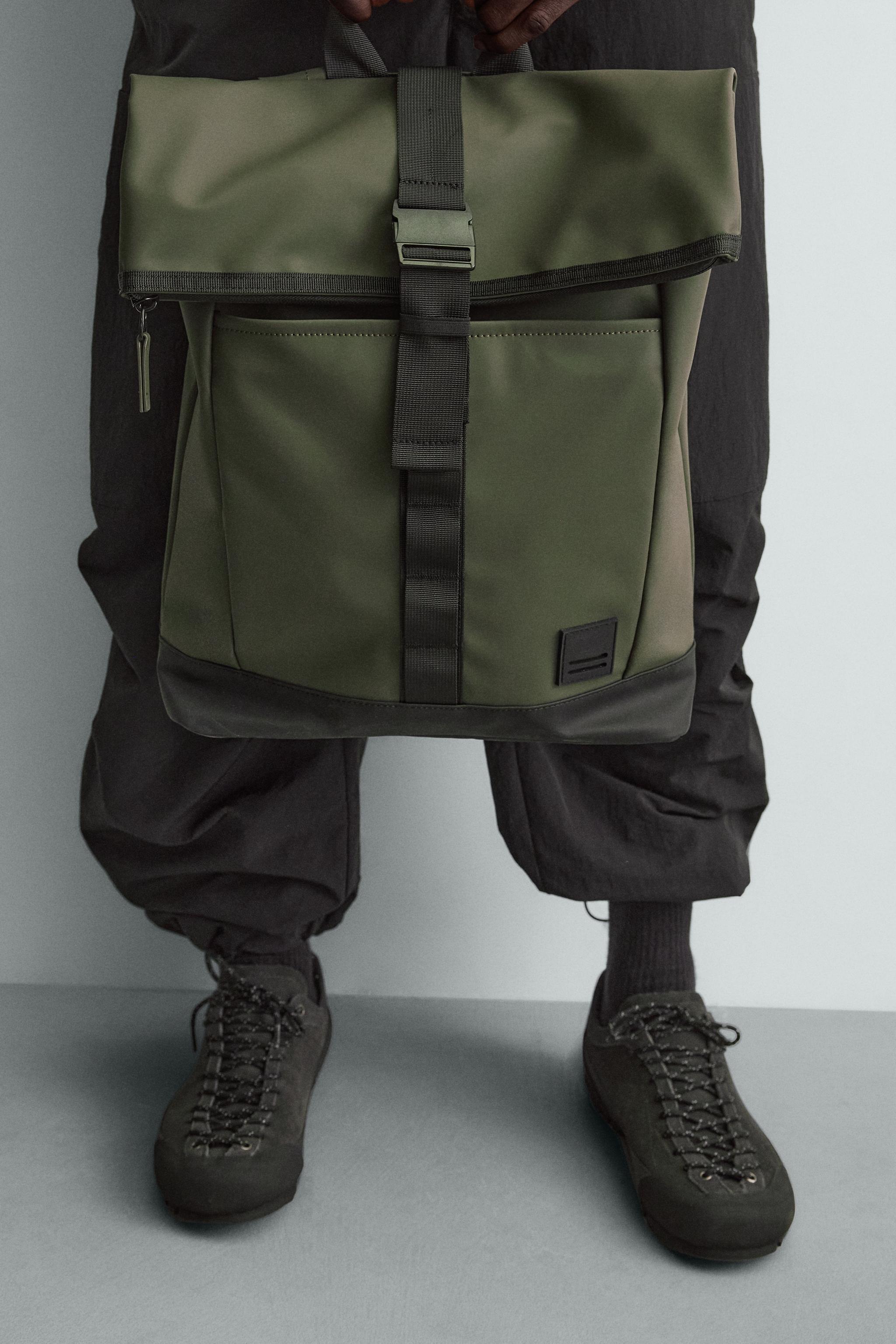 ラバーフィニッシュ テクニカルバックパック - カーキ | ZARA Japan / 日本