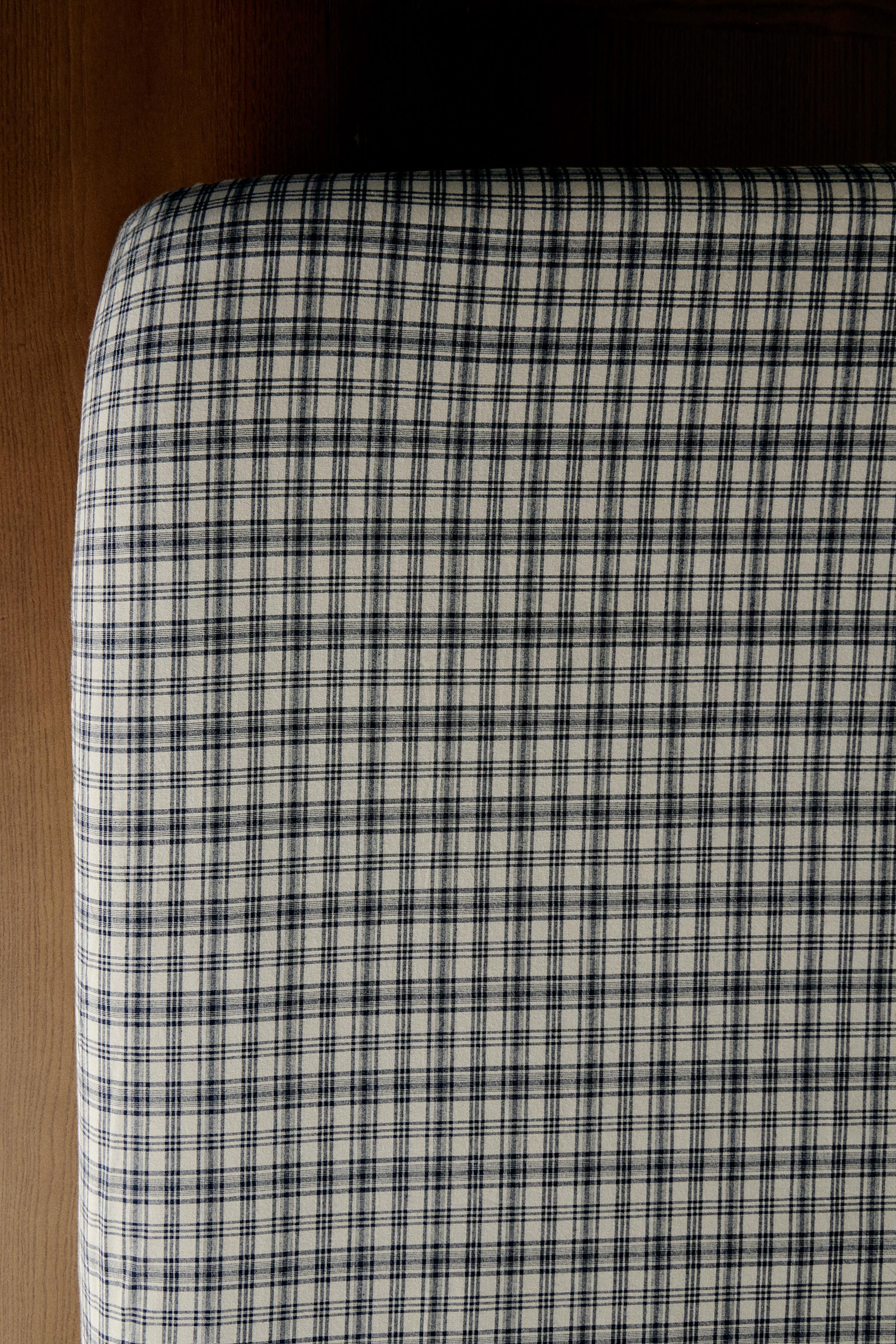 PLAID FLANNEL FITTED SHEET (130 GSM)