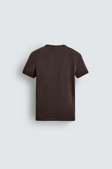 T-SHIRT SLIM COL TUNISIEN - Marron foncé de Zara - Image 6