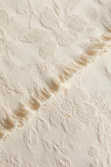 TAGESDECKE MIT FLORALEM JACQUARDMUSTER - Cremefarben von Zara