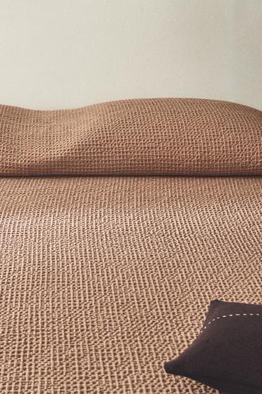 MINI WAFFLE-KNIT COTTON BEDSPREAD - Chalk pink by Zara
