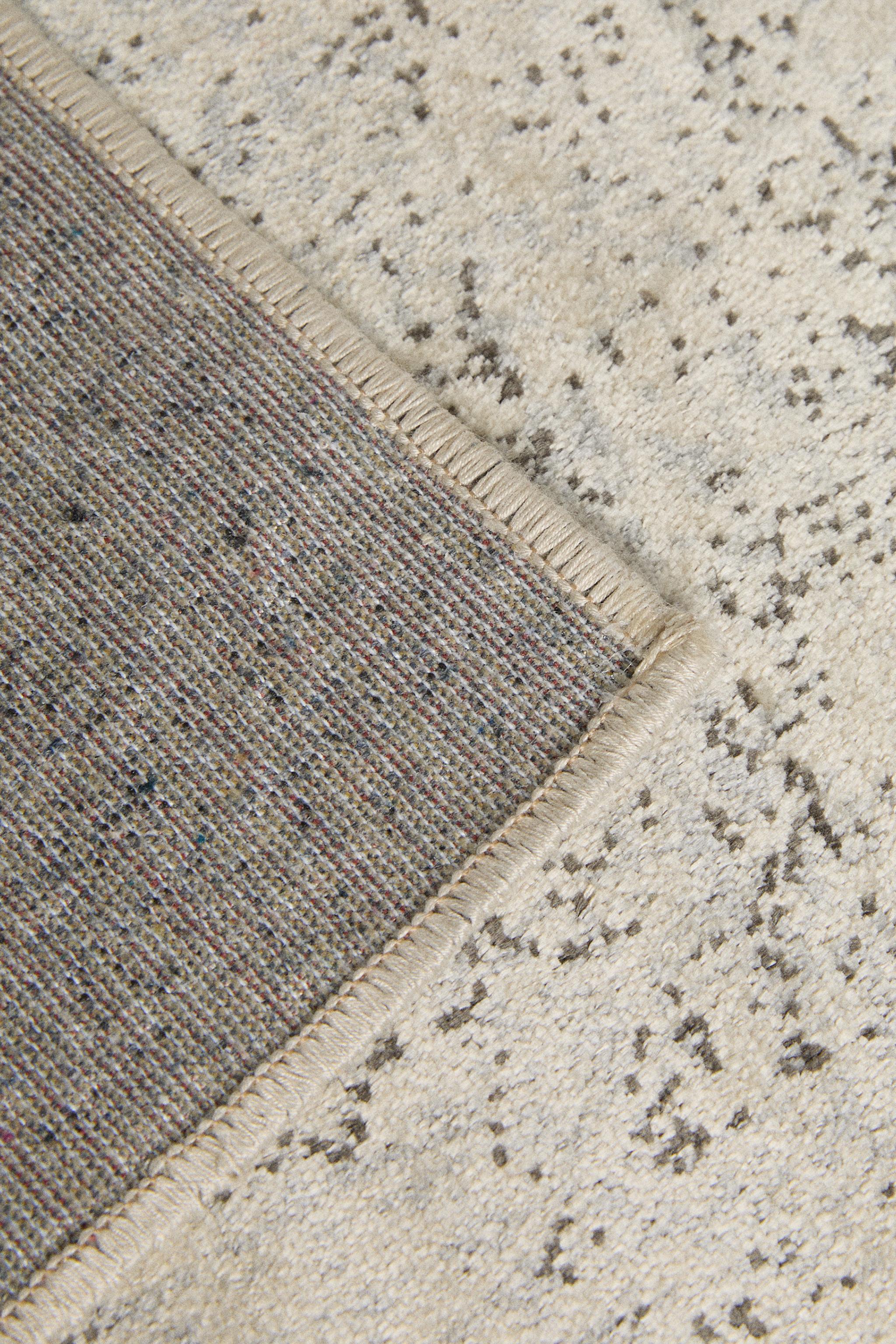 VINTAGE STYLE AREA RUG