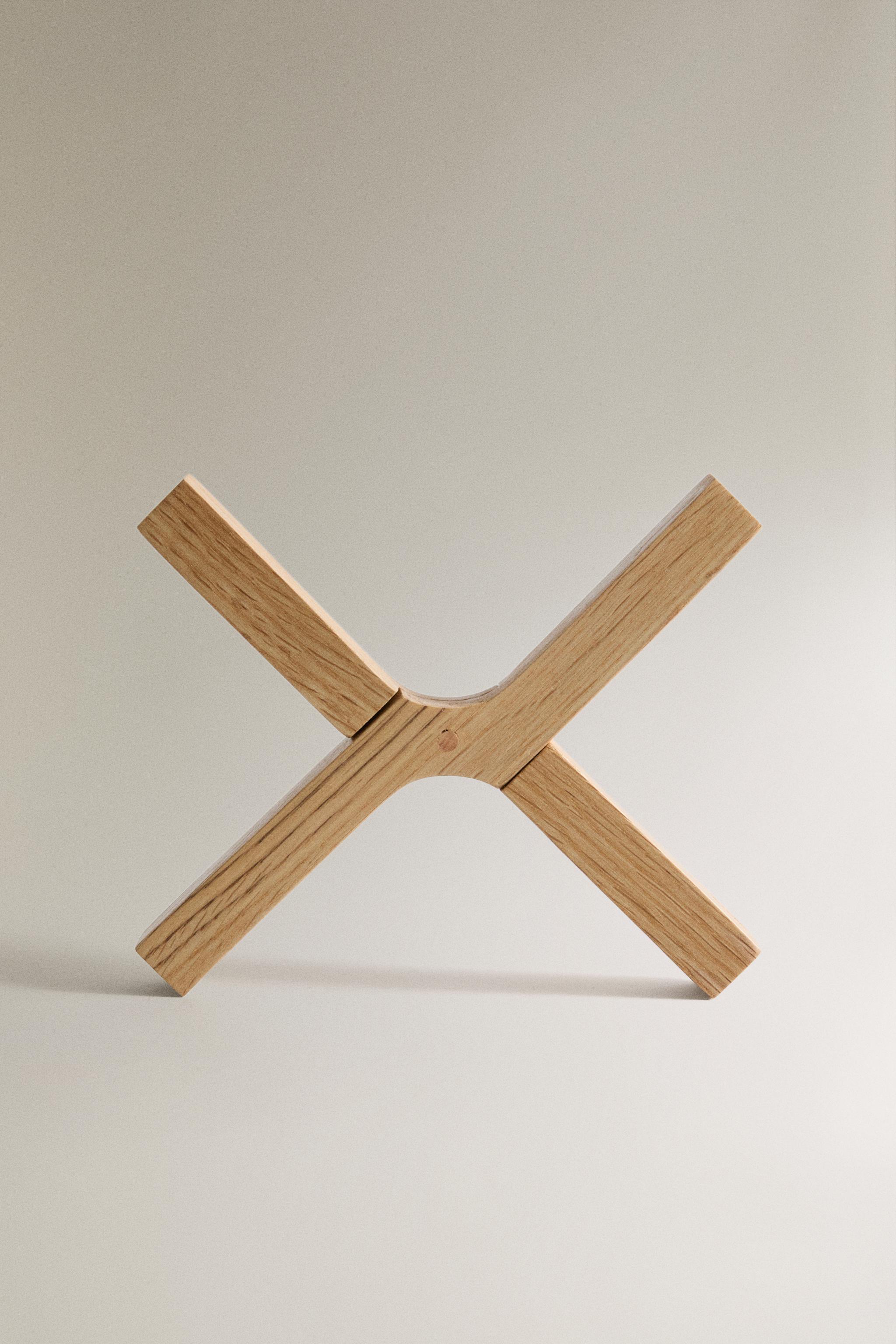 WOODEN TRIVET — Light brown