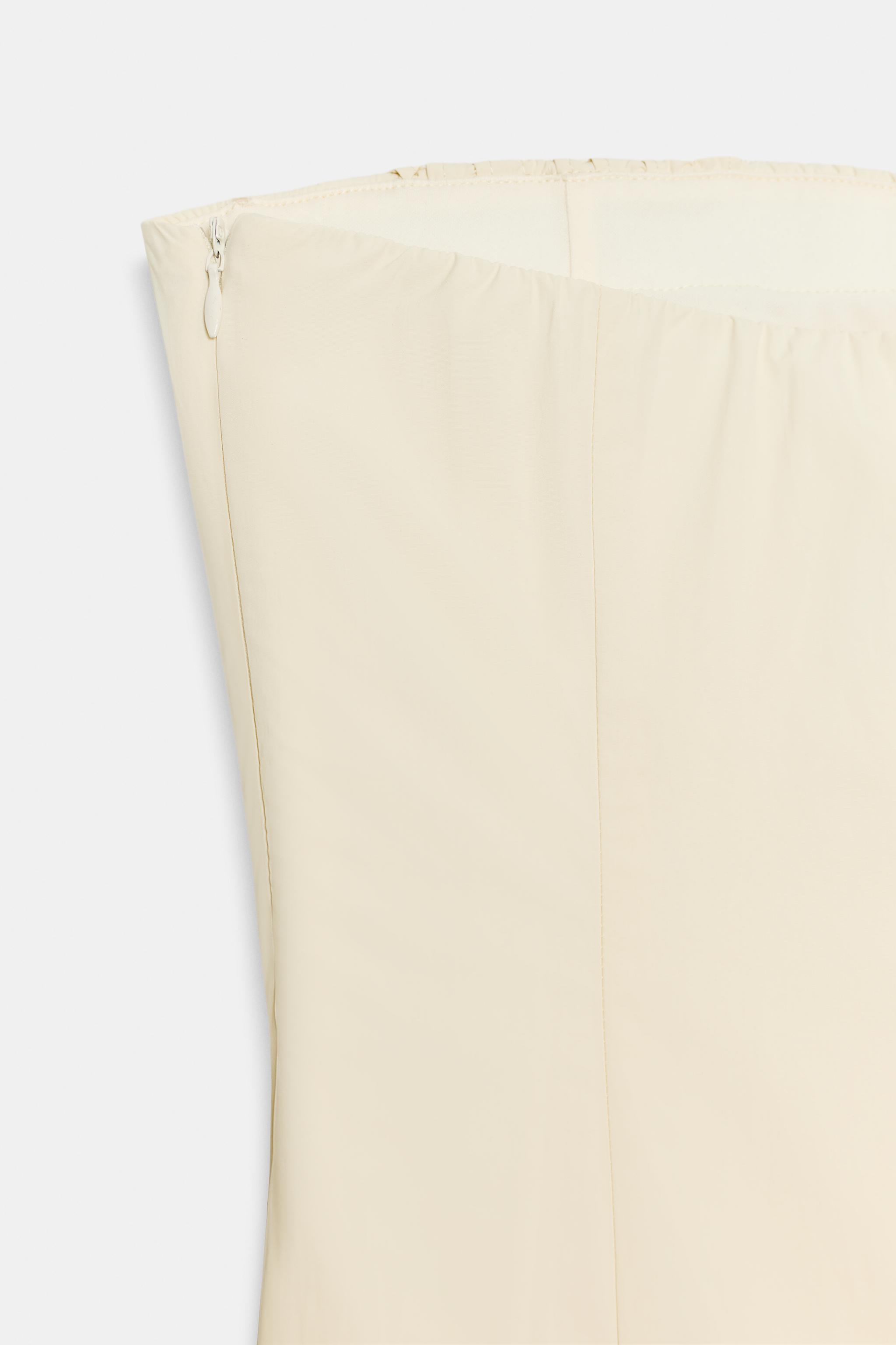 ROBE MI-LONGUE À VOLANTS EN RELIEF