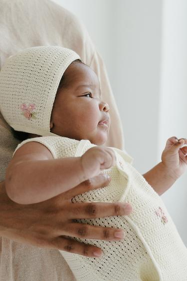 Zara EMBROIDERED FLOWER KNIT BONNET - Ecru