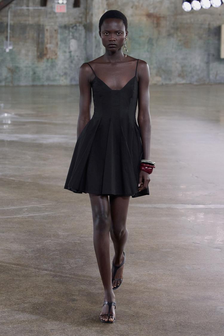 Kalinga Ashok Robe Noir Satin Zara Kalinga Ashok Asos Grande