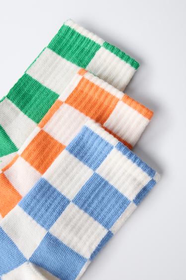 LOT DE TROIS PAIRES DE CHAUSSETTES LONGUES À CARREAUX DAMIER - Écru de Zara - Image 1