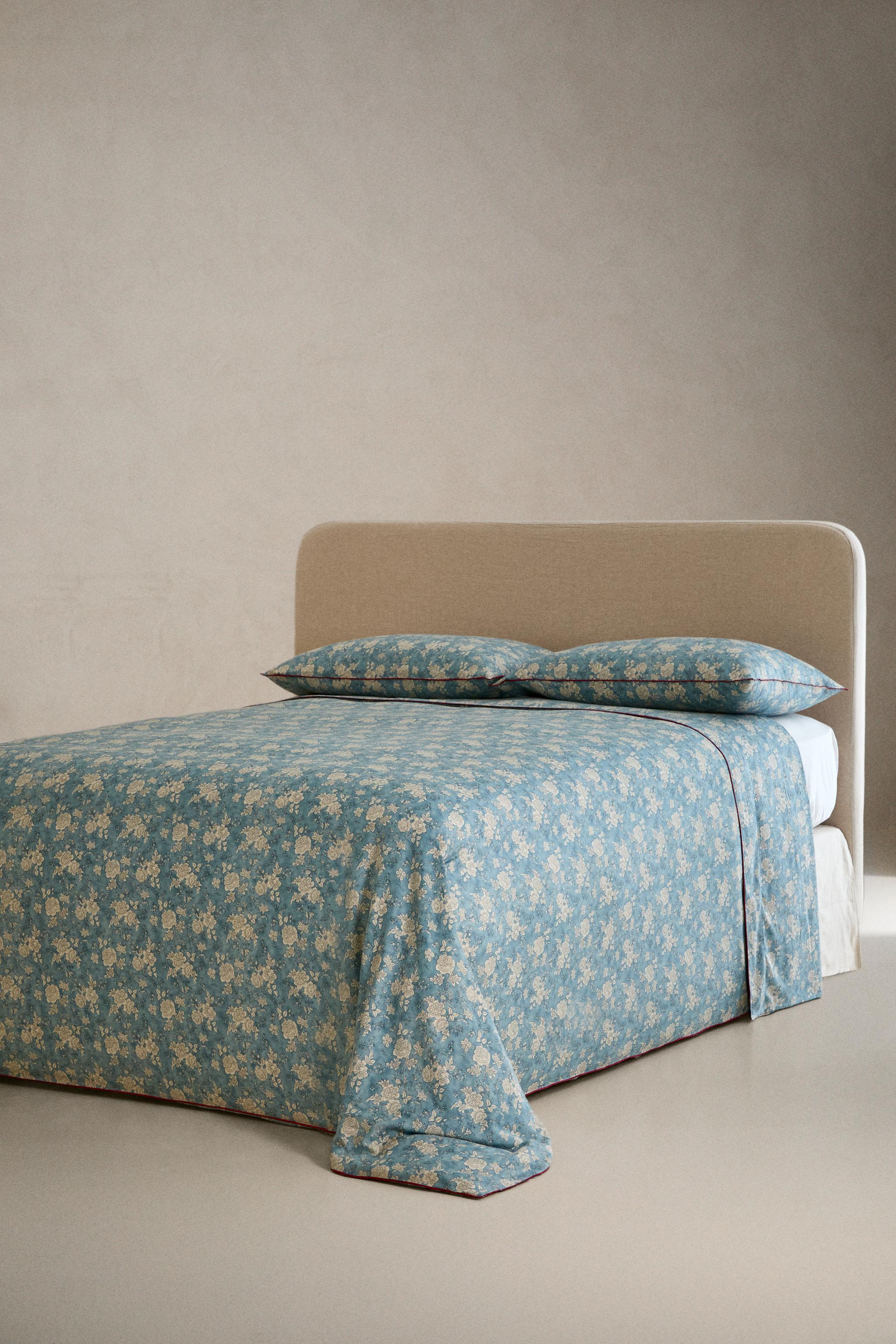 FLORAL PRINT SATEEN FLAT SHEET WITH PIPING — Gray / Blue