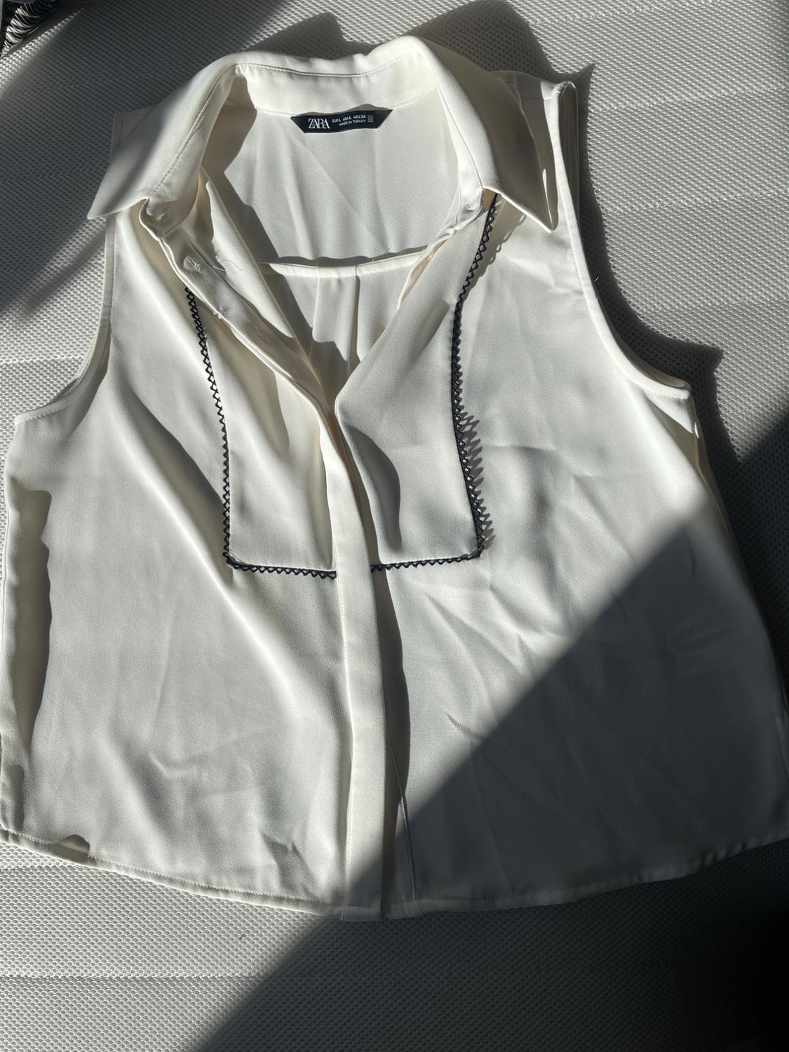 BLOUSE WITH LACE TRIM