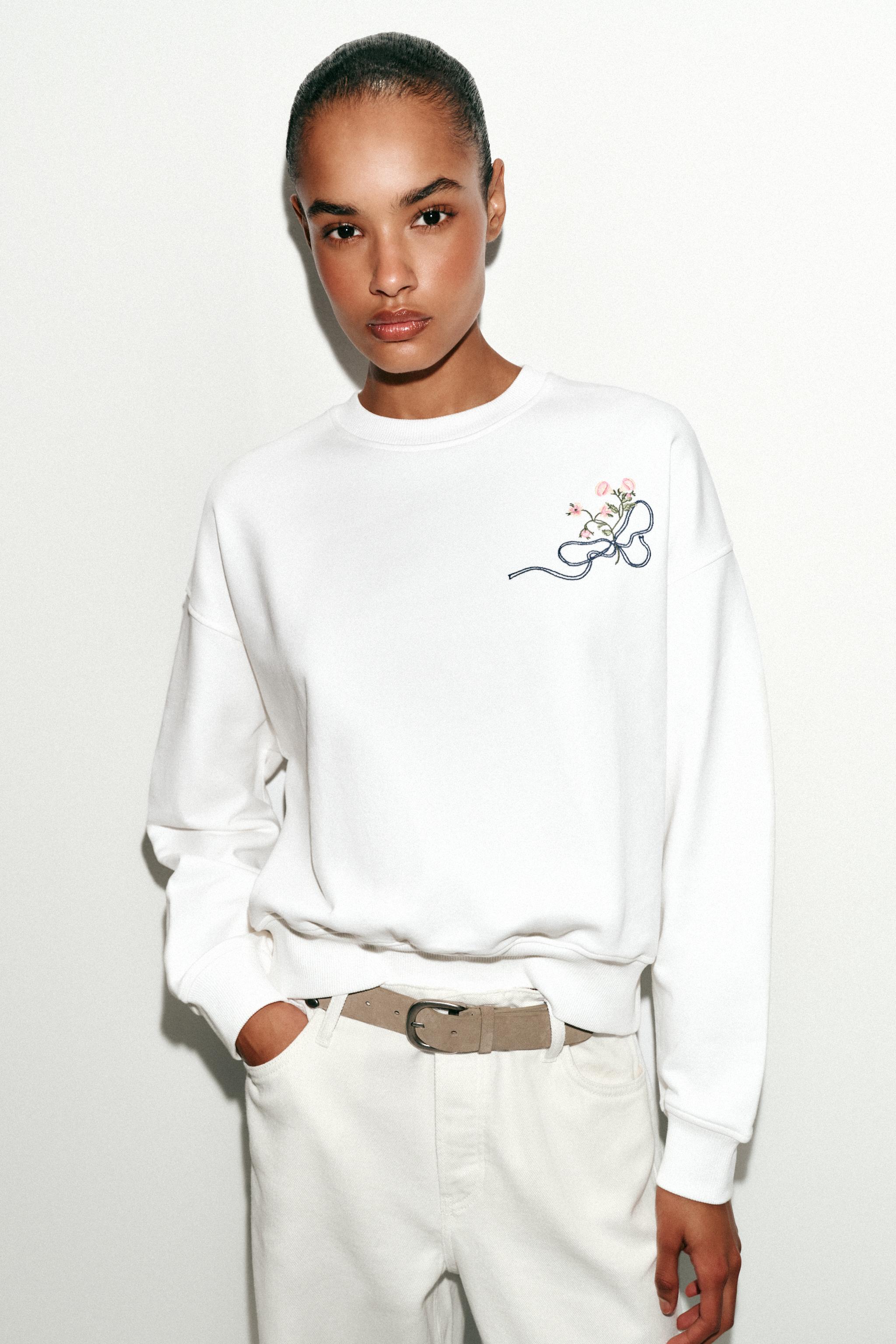 EMBROIDERED FLORAL SWEATSHIRT