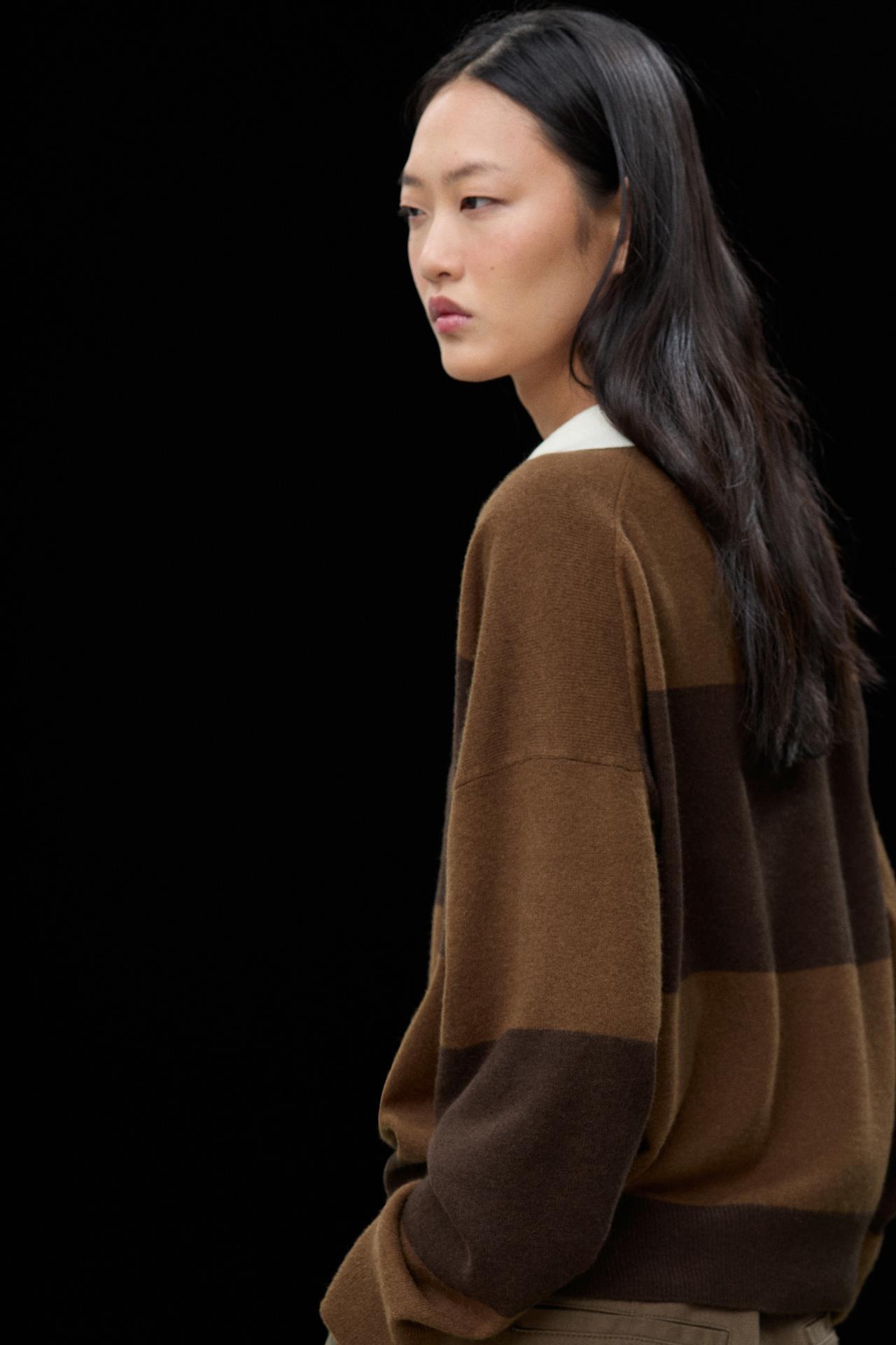 Striped knit sweater with polo collar — Brown