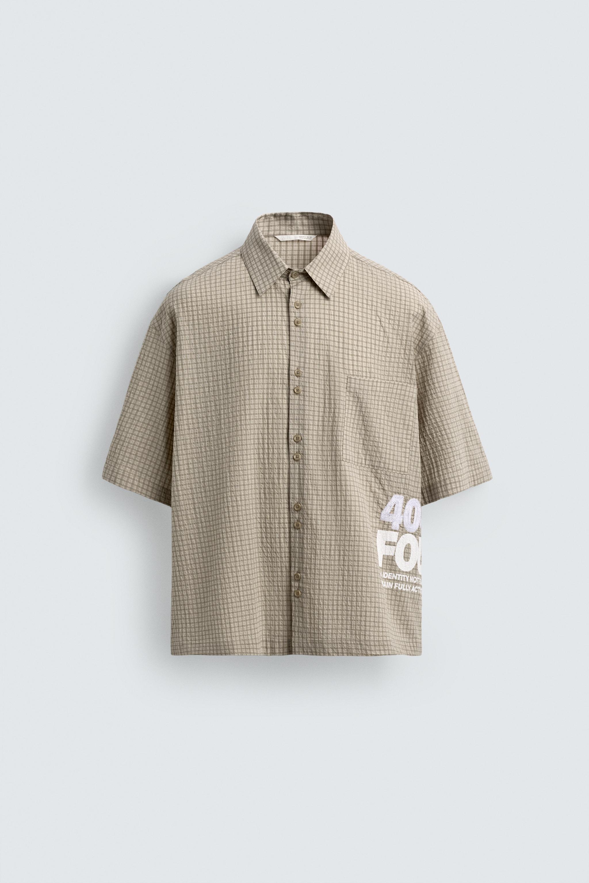 CHEMISE À CARREAUX ET INSCRIPTIONS IMPRIMÉES