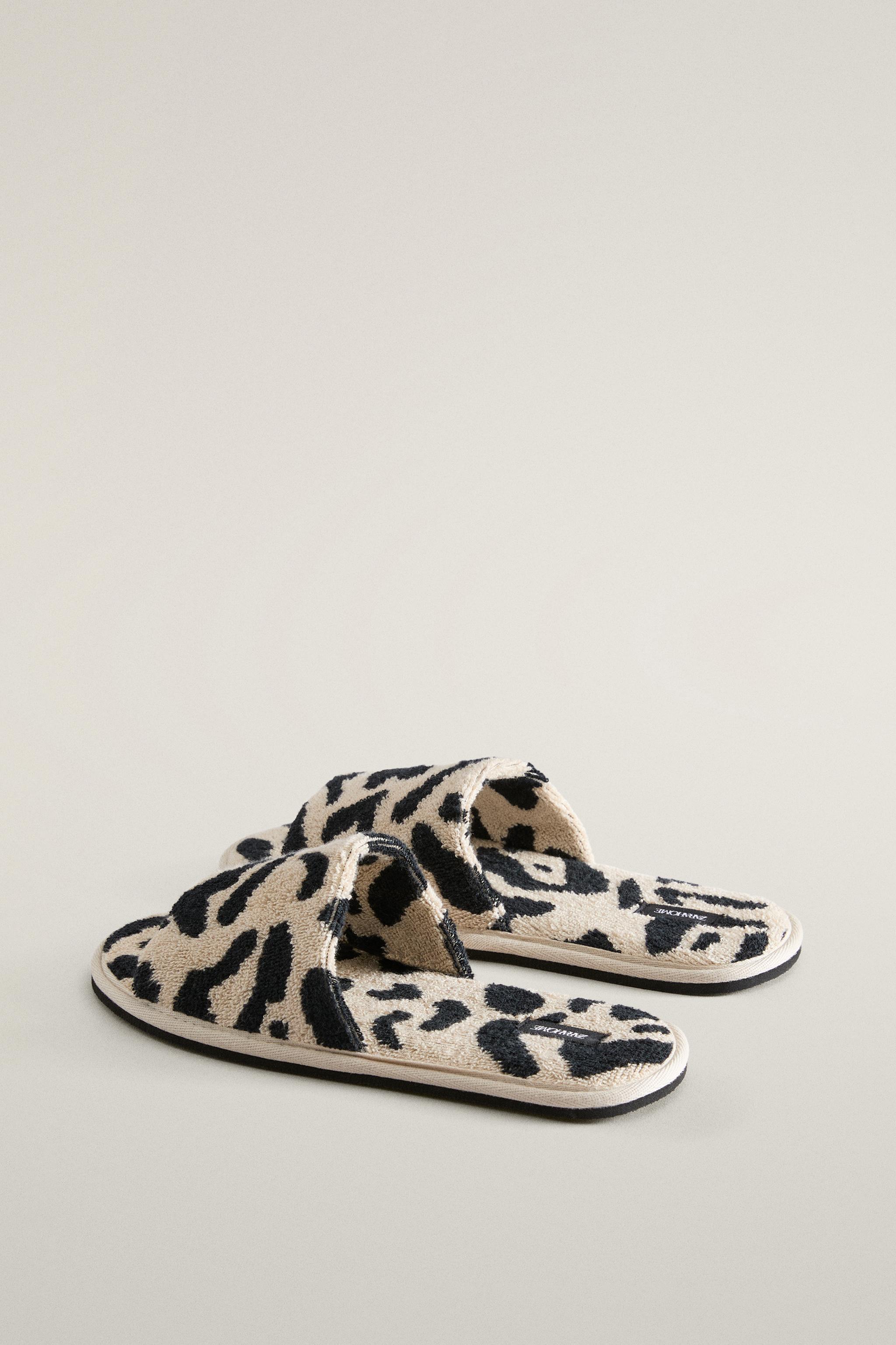CHAUSSONS À BOUT OUVERT ÉPONGE ANIMAL PRINT