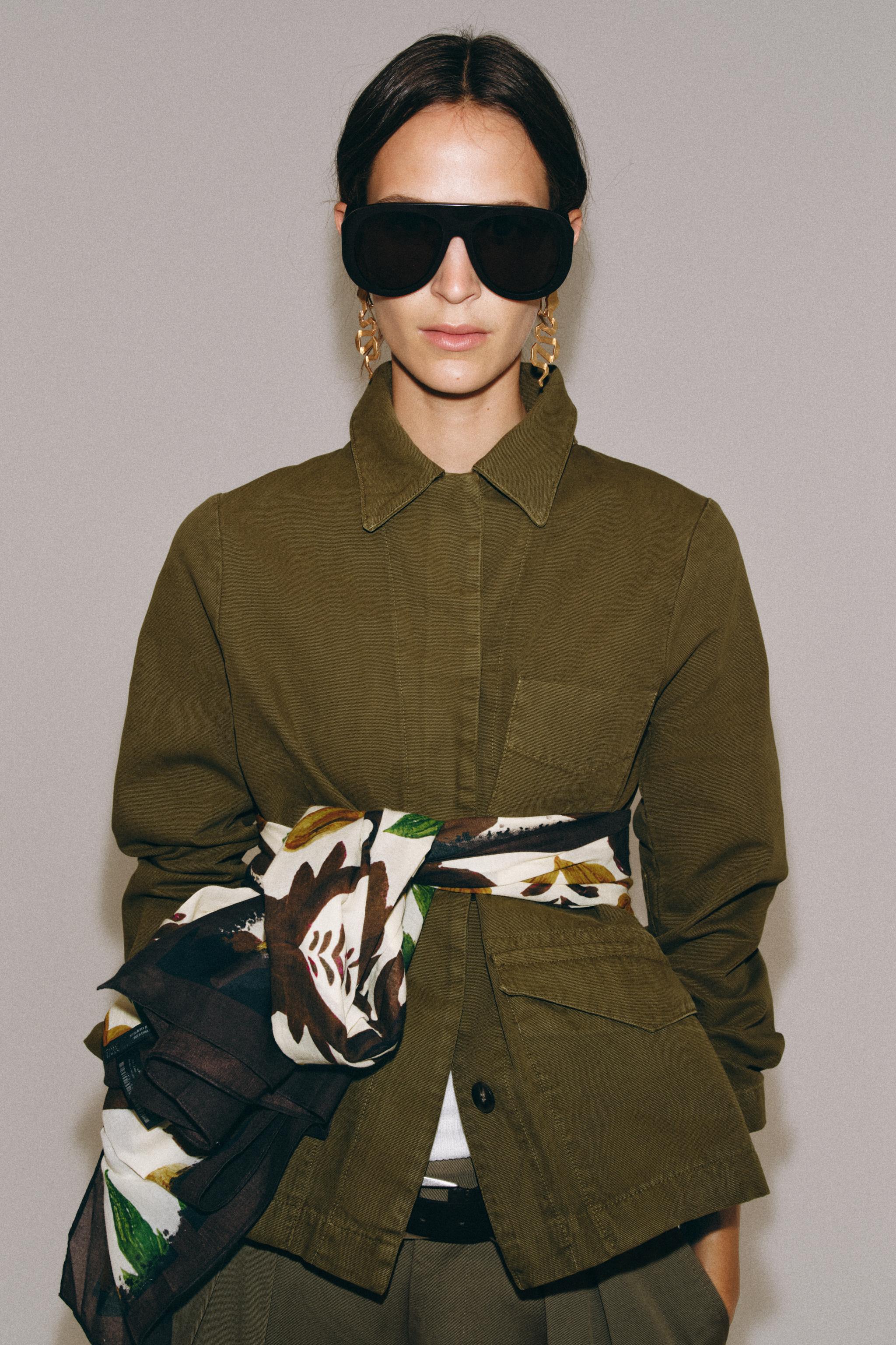 PALM TREE PRINT COTTON SCARF — taupe brown