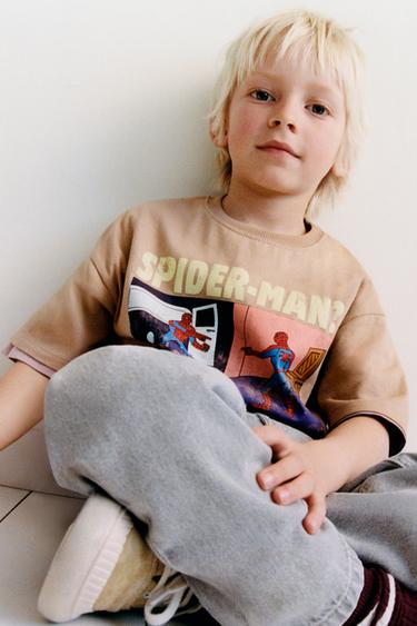 تيشيرت بطبعة سبايدرمان © MARVEL - ترابي الخاص بـ Zara