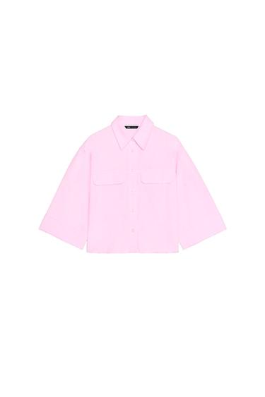 Light pink boxy shirt with wide sleeves, featuring a collar, front buttons and two flap pockets, on a white background.