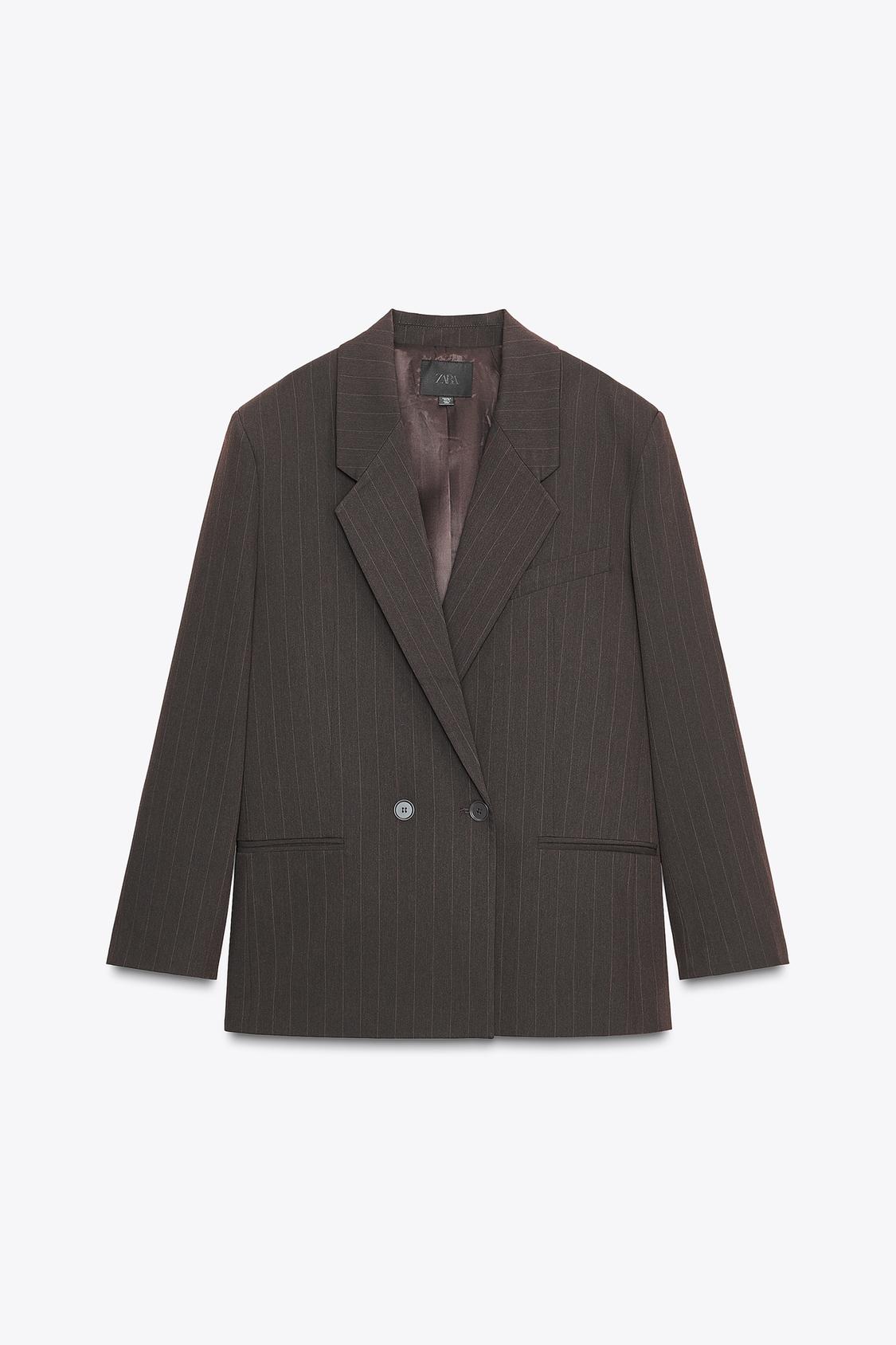 Sprednji pogled na ohlapen rjav suknjič s tankimi črtami, ovratnikom z reverji, dolgimi rokavi, dvojnimi žepnimi obrobami in dvorednim zapenjanjem.