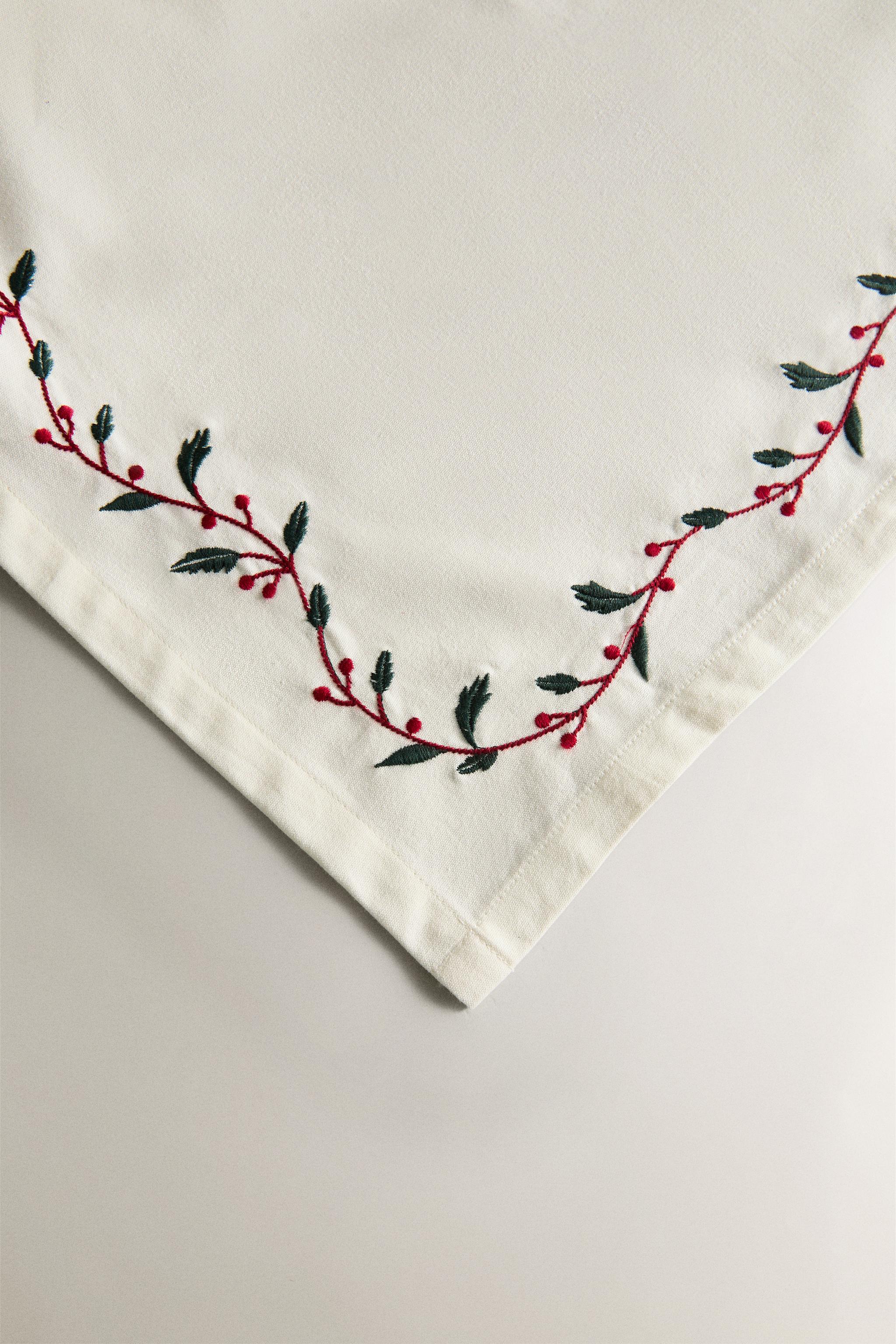 CHRISTMAS BERRIES COTTON TABLECLOTH
