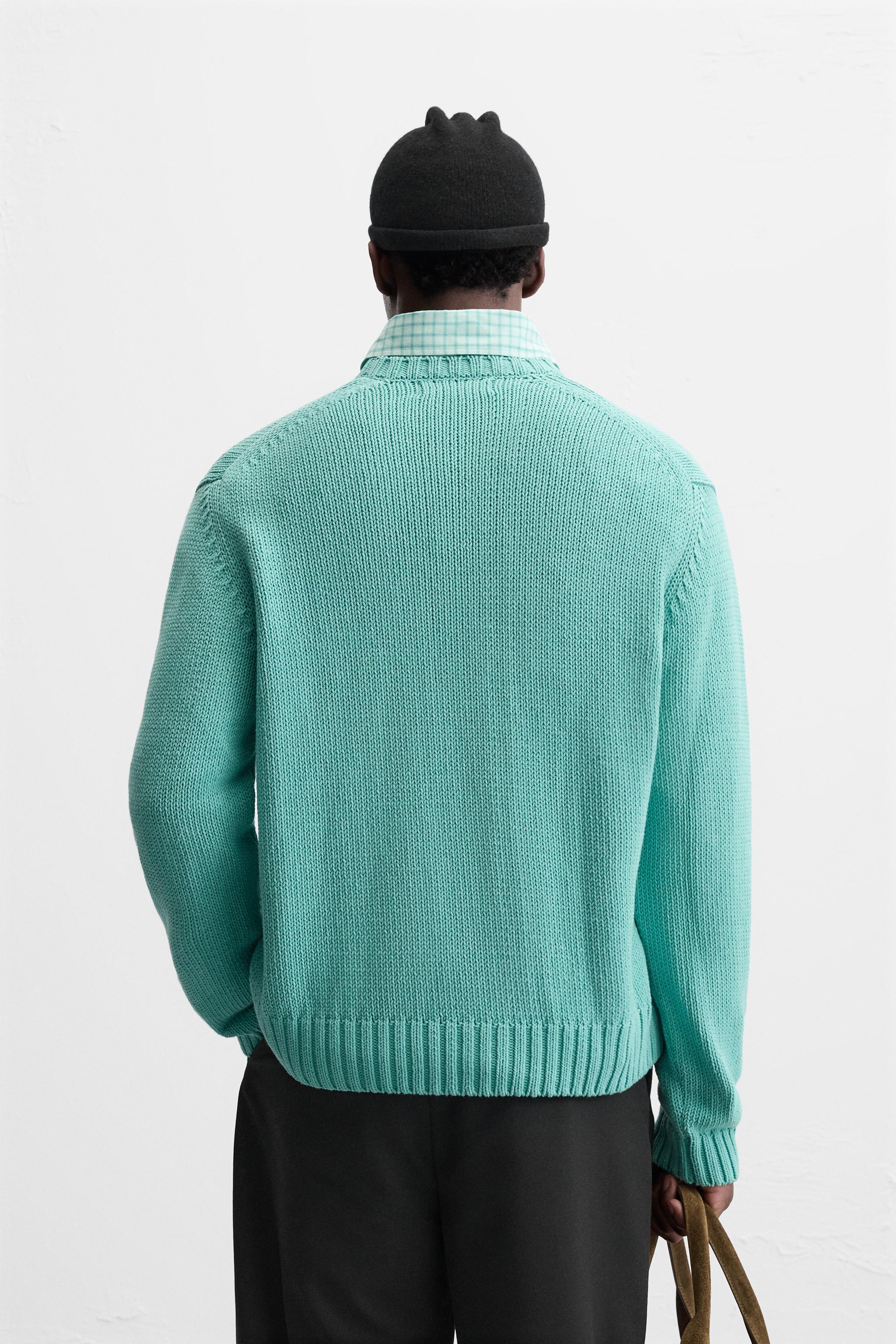 Relaxed fit cotton blend sweater. Round neck and long
