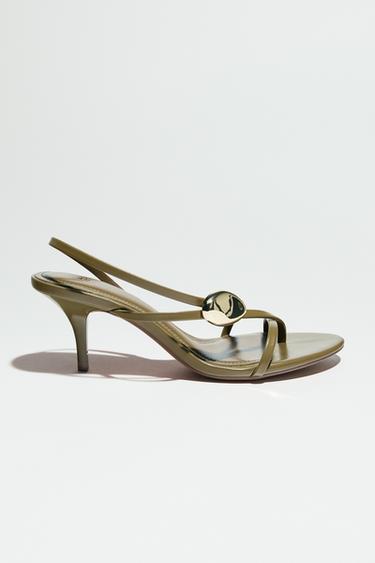 SANDALIA TACÓN TIRAS PIEZA METÁLICA - Verde Caqui de Zara