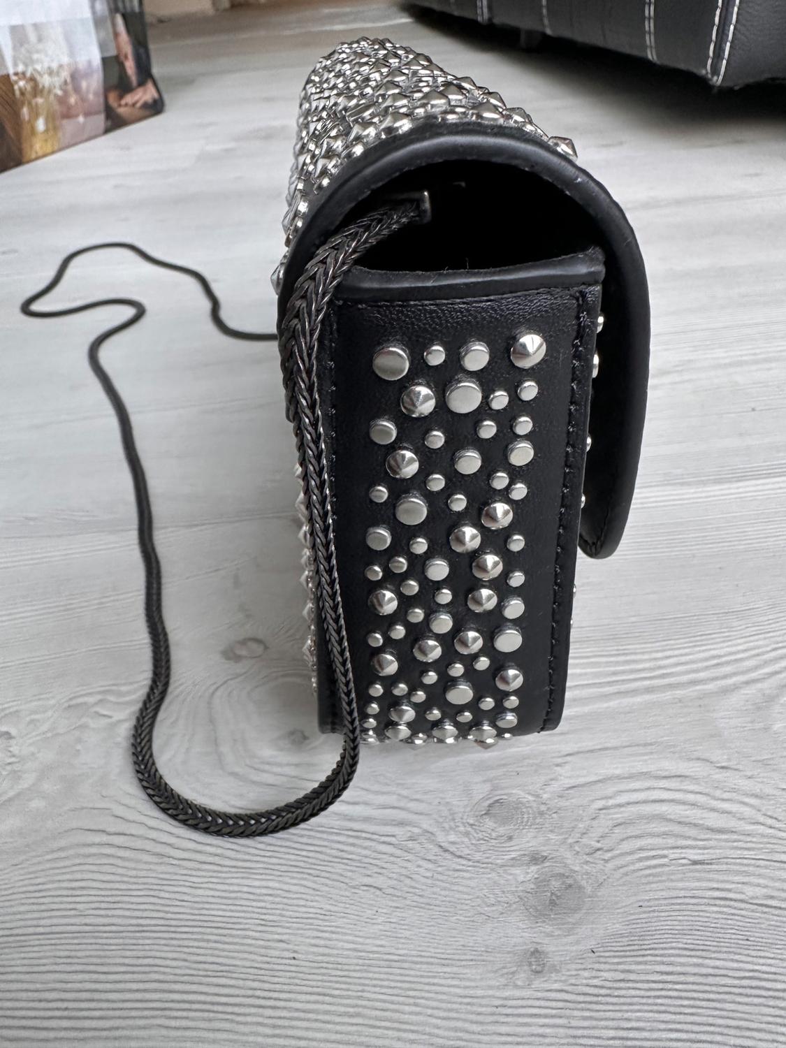BOLSO TACHUELAS, CADENA METÁLICAS EN PLATA , BOLSILLO INTERIOR - Image 4