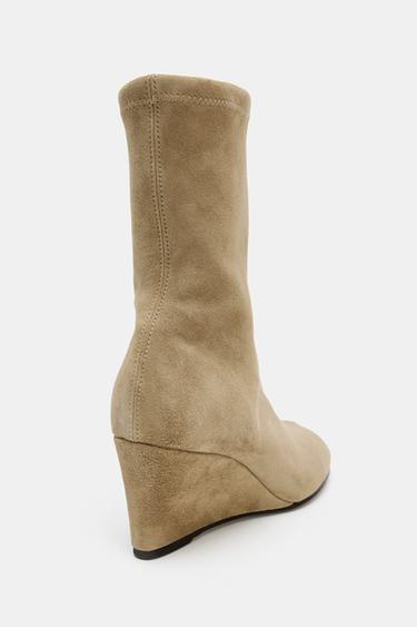 BOTTINES EN DAIM À TALONS COMPENSÉS - Gris taupe de Zara - Image 4