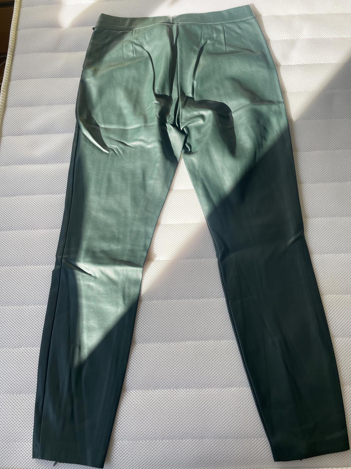 PANTALONES VERDES EFECTO PIEL - Image 3