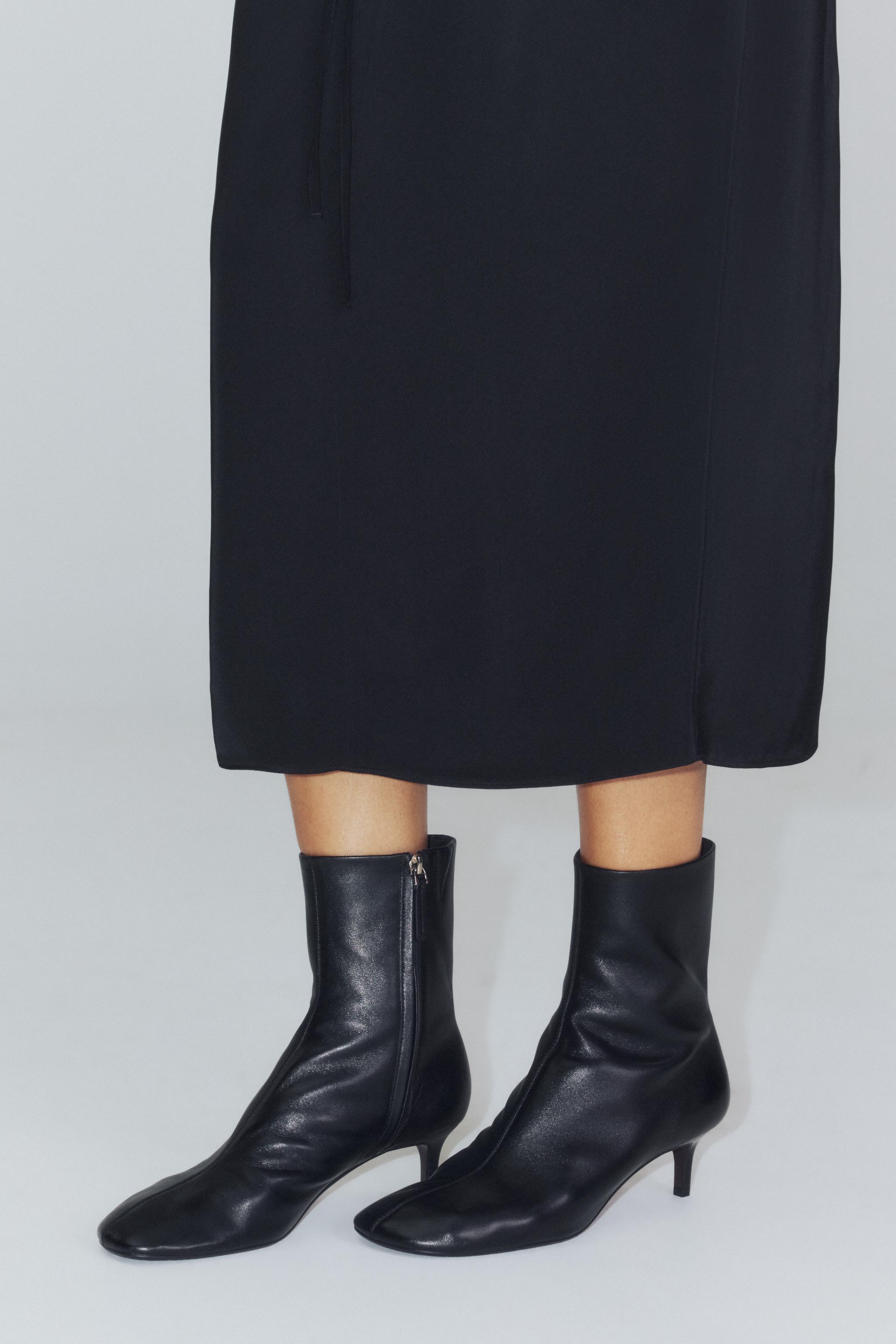 BOTTINES À TALONS EN CUIR