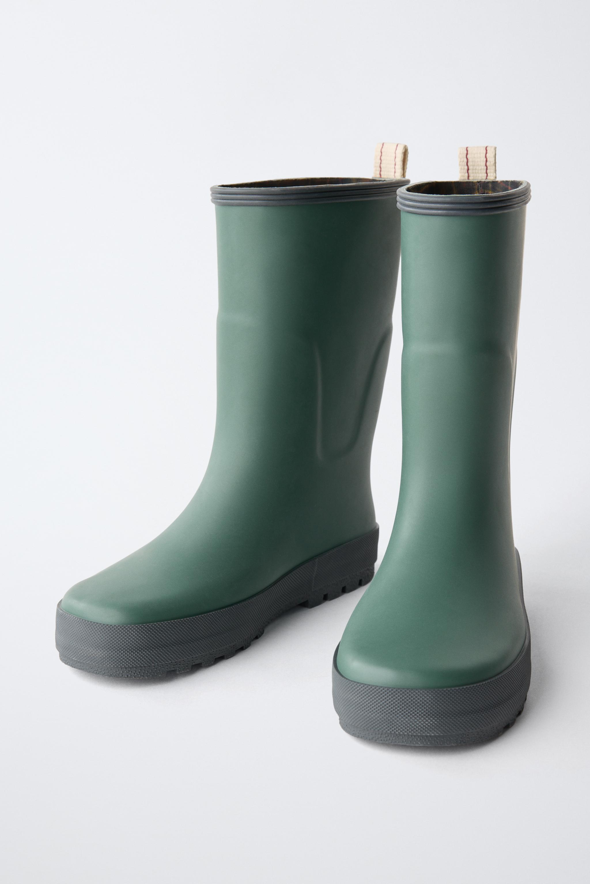 RAIN BOOTS