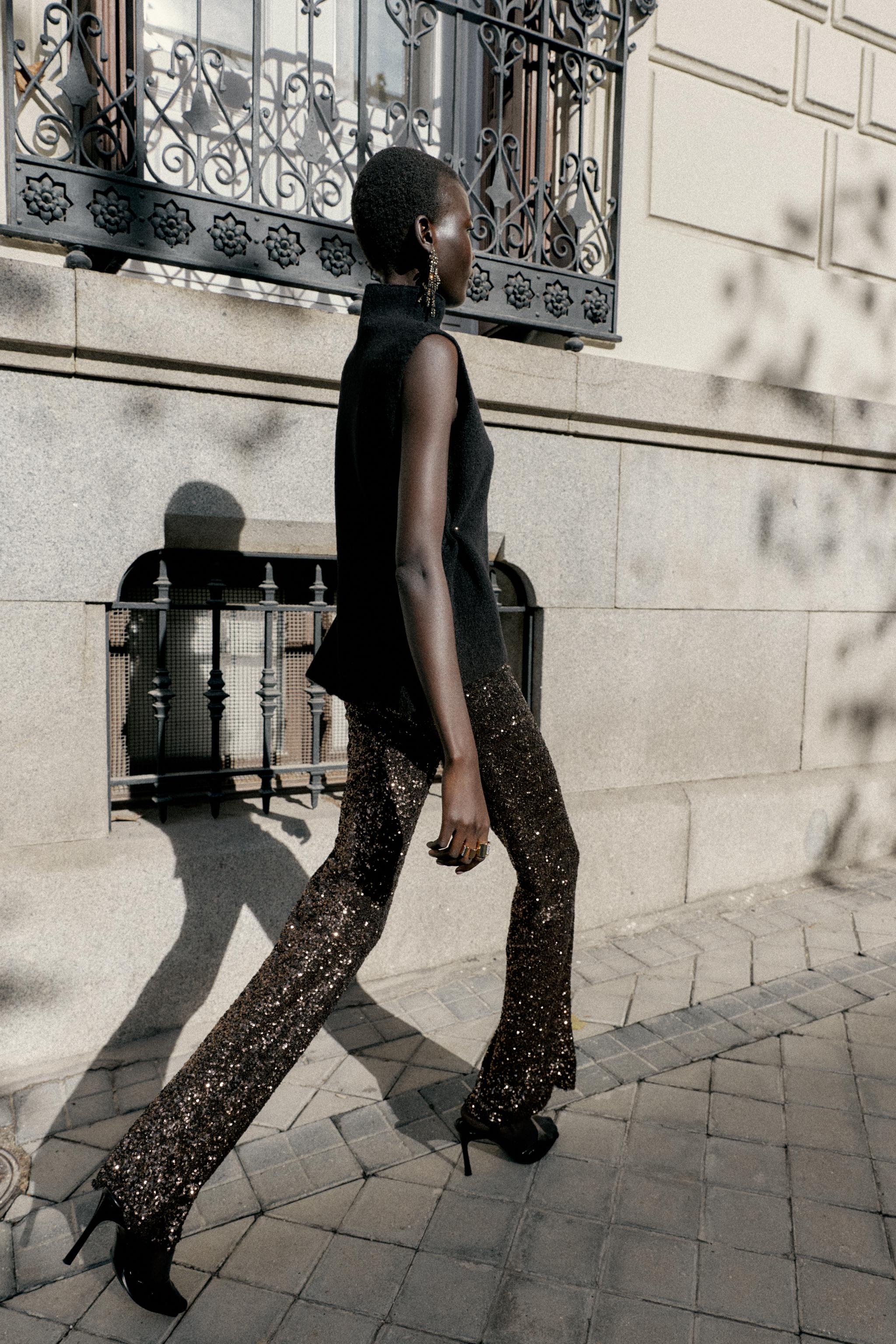 ASYMMETRIC KNIT TOP WITH SIDE APPLIQUÉS