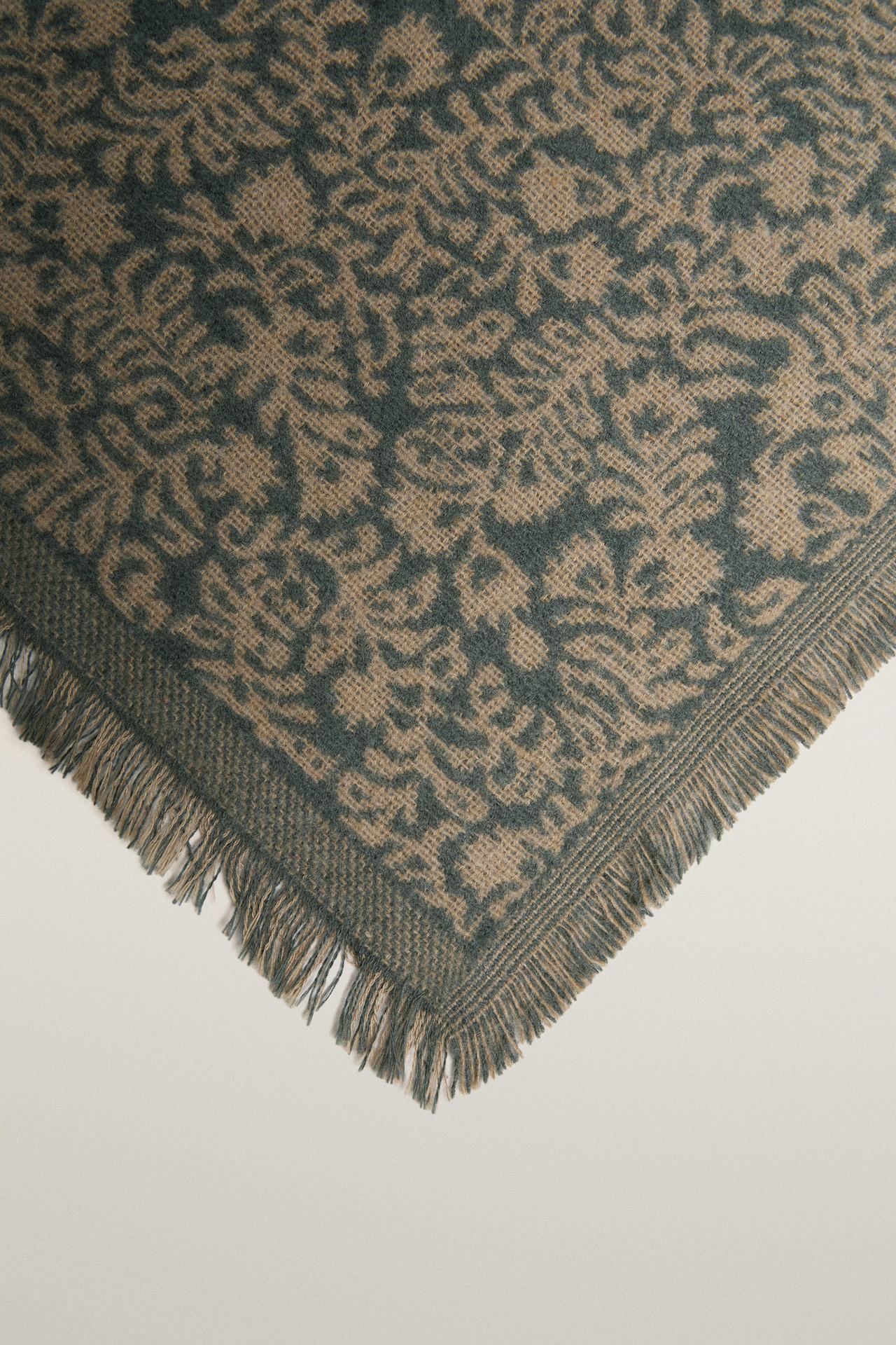 FLORAL WOOL BLANKET — Light blue