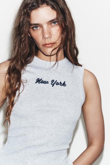 HAUT CÔTELÉ À BRODERIE INSCRIPTION - Gris chiné de Zara - Image 2