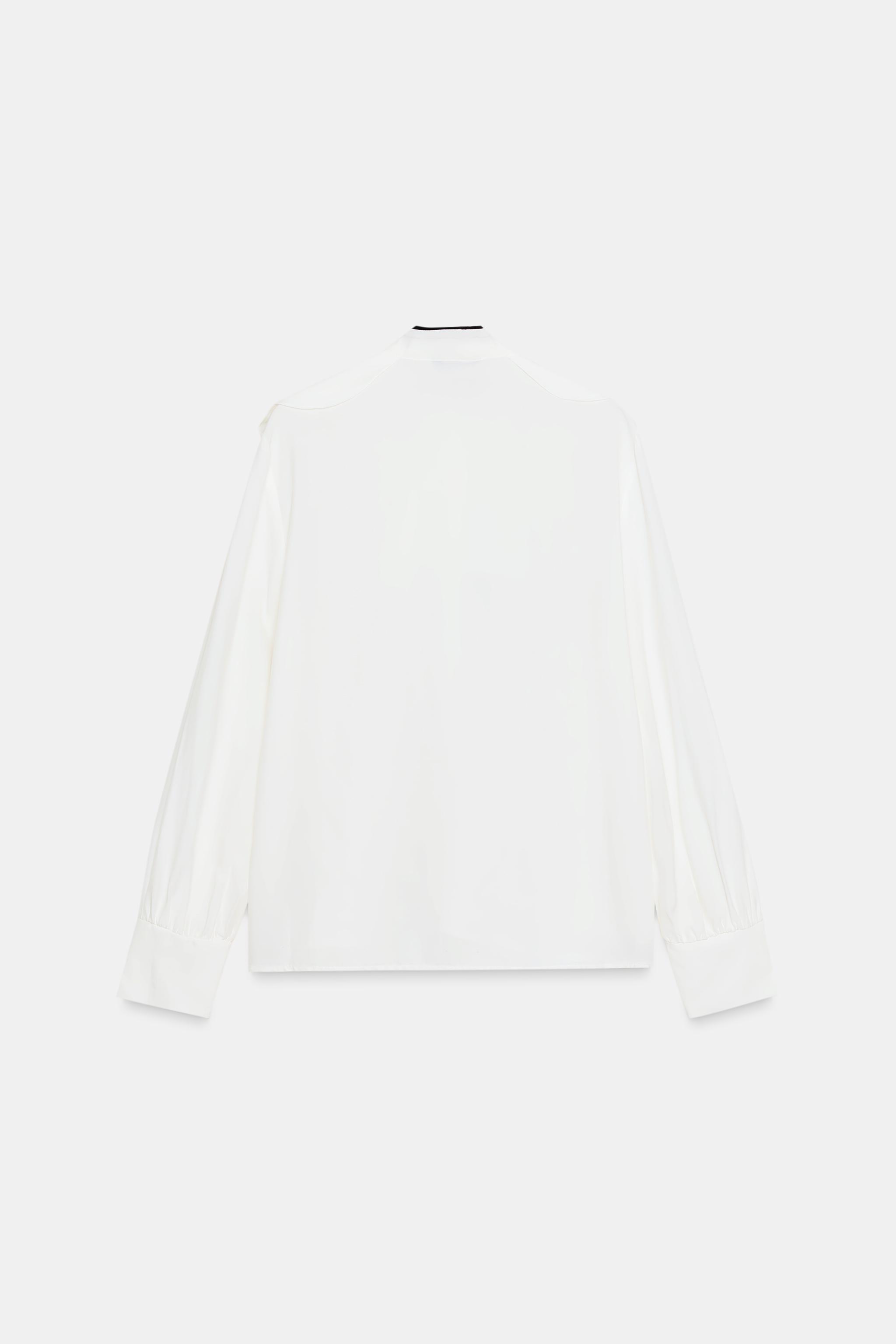 BLOUSE À VOLANTS ET NŒUD CONTRASTANT