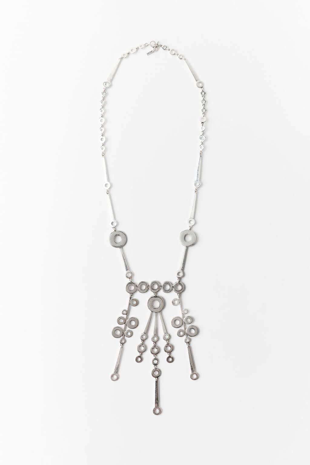 LONG METAL CIRCLE NECKLACE
