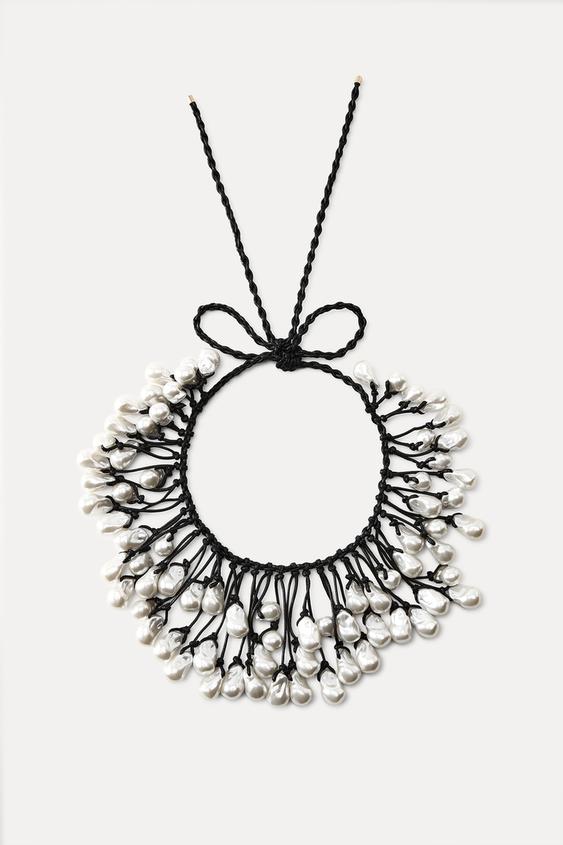 PROVÁZKOVÝ NÁHRDELNĺK S PERLAMI - Černá od Zara - Obrázek 1