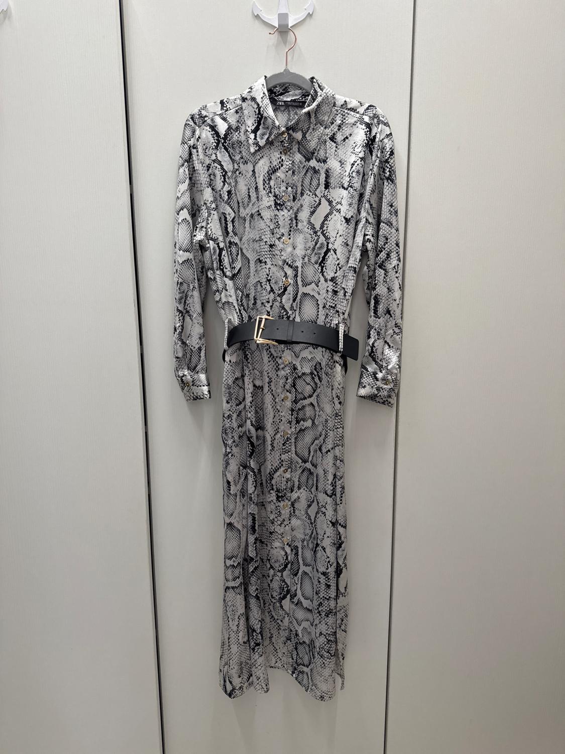 Μakriώdes poykamisó foresa me animal print fidioy, makryá manikia kai maýro zonári me chrysi agkráfa, kremasméno se kremástyra se anoióichto fónto.
