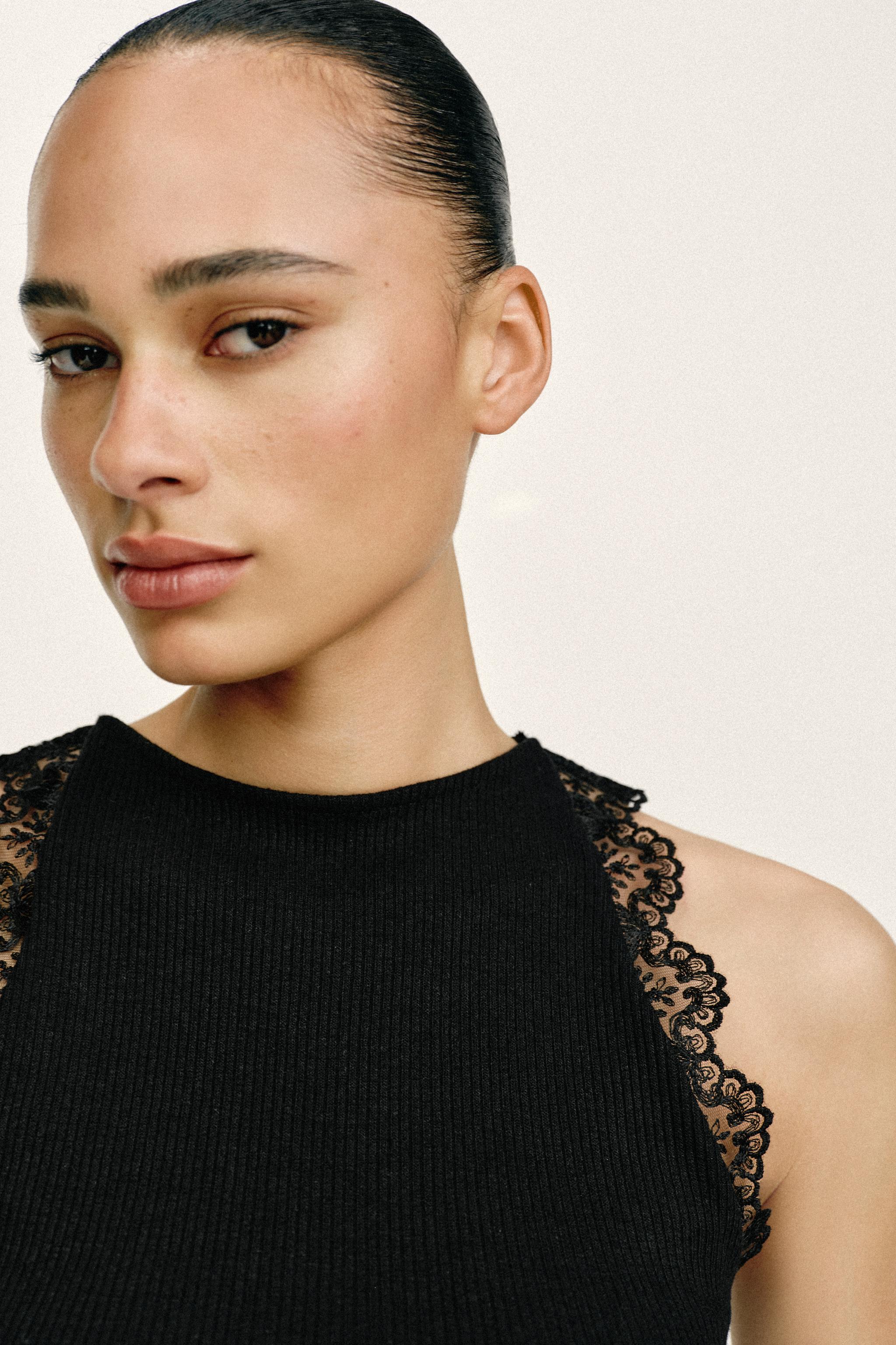 LACE RIBBED HALTER TOP