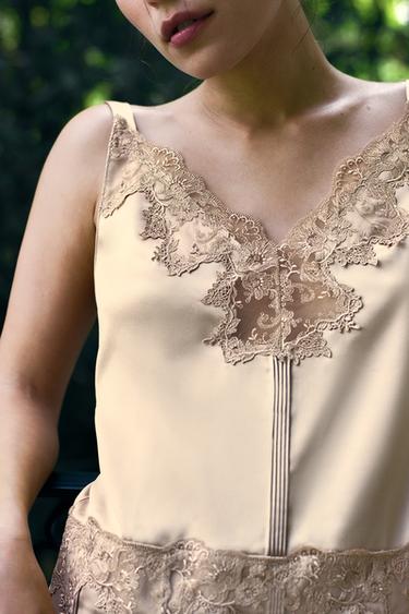 Zaras MINIKLÄNNING I GLÄTTAT TYG MED SPETS OCH VOLANGER - rostfärg