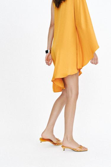 ROBE ASYMÉTRIQUE À BOUCLE - Curry de Zara - Image 3