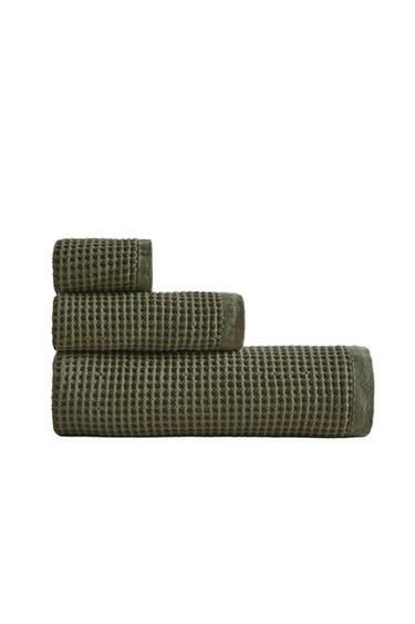 COTTON WAFFLE BATH TOWEL - Dark bottle green by Zara