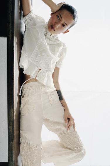 PANTALON EN MATIÈRES VARIÉES AVEC DENTELLE ET BRODERIES FLORALES - Blanc cassé de Zara - Image 2