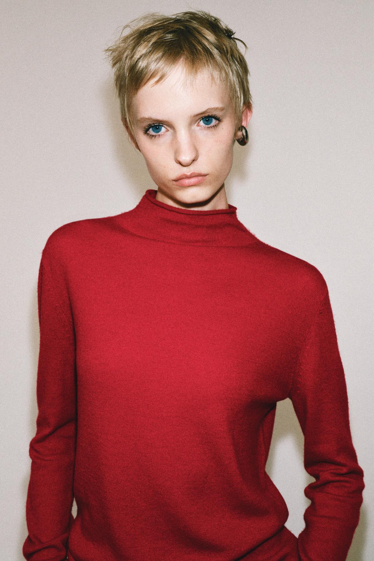 EXTRA-SOFT 100% WOOL MOCK NECK SWEATER — Mid-red