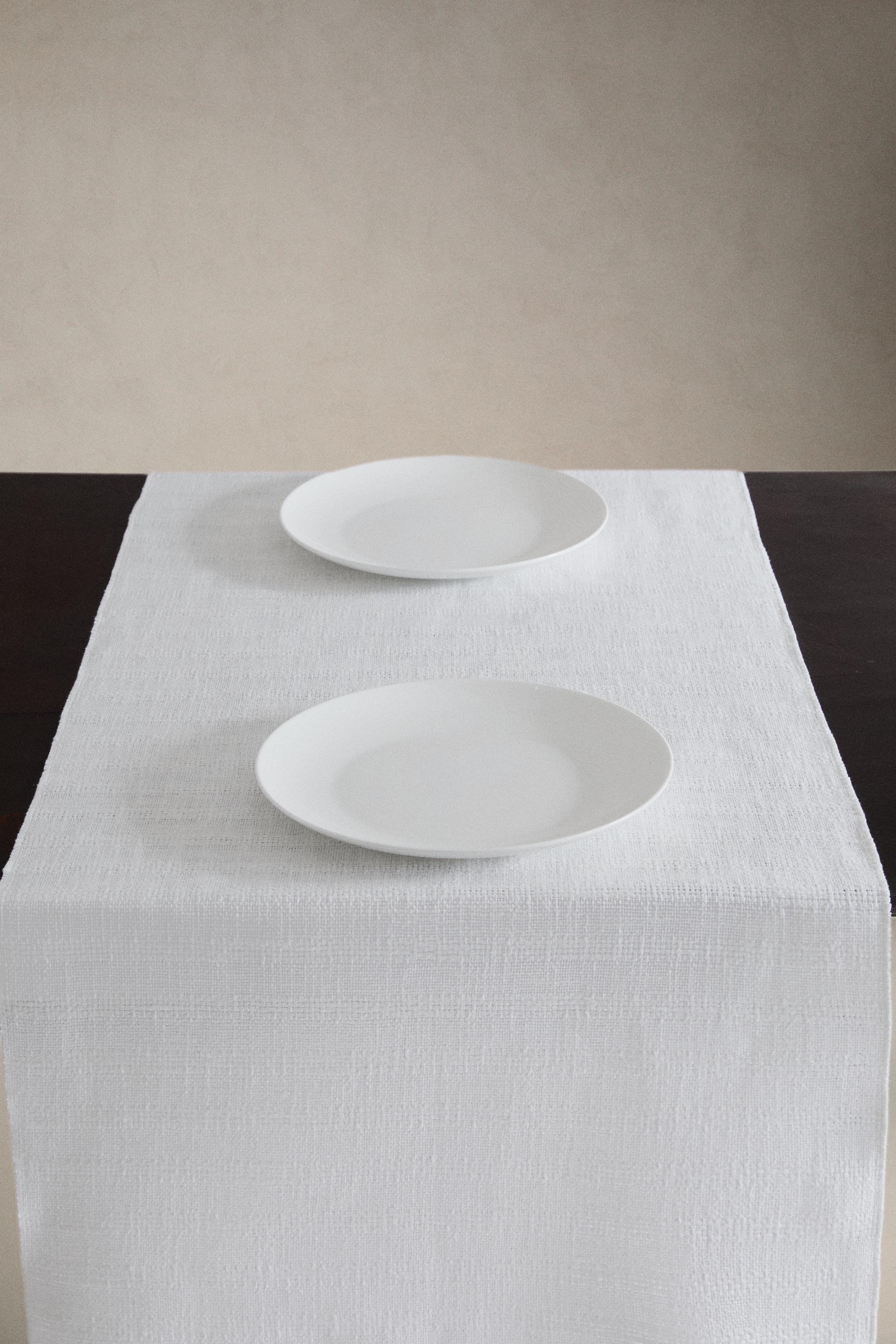 TEXTURED LINEN TABLE RUNNER — White
